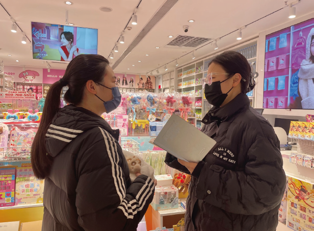 作者（ 右） 深入縣城商戶開展調研。