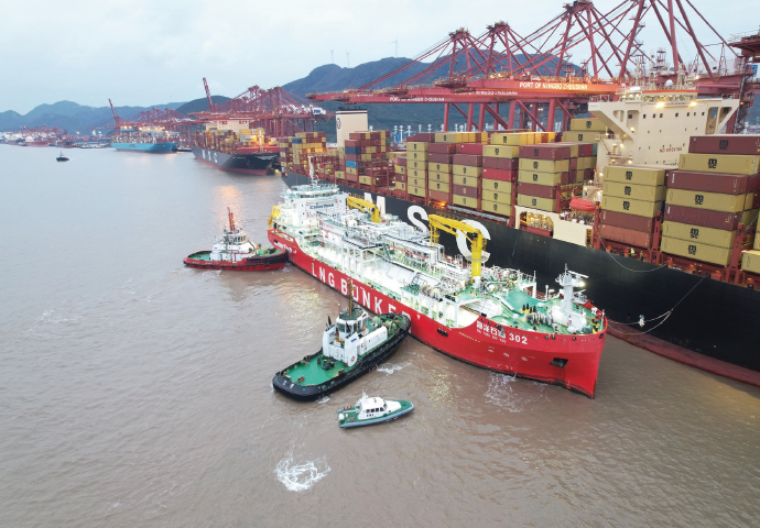 2024年12月23日，在寧波舟山港穿山港區(qū)，“海洋石油302”輪在海事巡邏 艇的護航下為地中海集裝箱船“FATMA”輪加注約4600立方米LNG（液化天然 氣），助力提升寧波舟山港綜合加注保障能力。