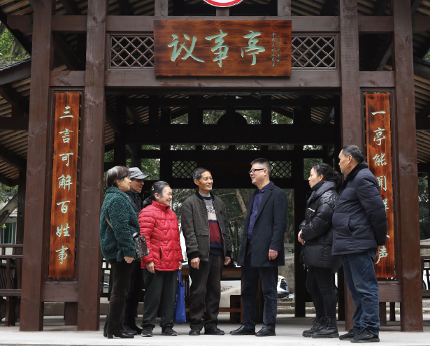 2024年3月11日，重慶市豐都縣三合街道南天湖中路社區干部群眾在 鄰里議事亭下協商解決矛盾糾紛。