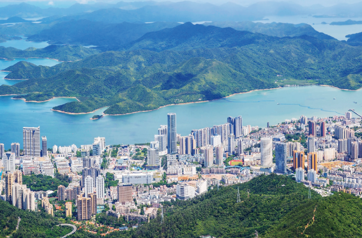 《深圳市國土空間總體規劃（ 2021—2035年）》 提出持續優化“多中心、組團式、生態 型”的城市空間結構，促進都市核心圈擴容提質，圖為深圳市鹽田區鳥瞰。