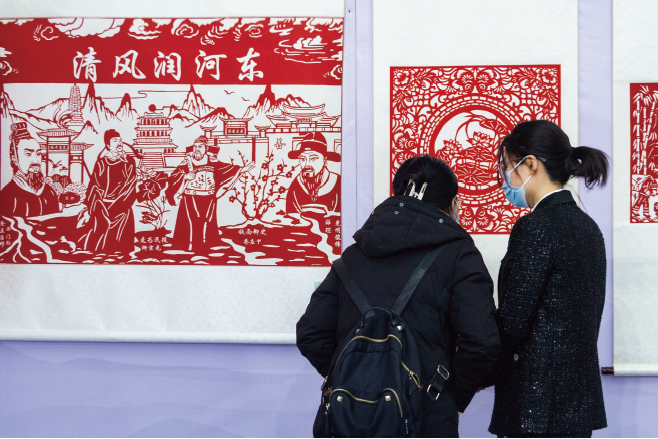 2023年2月3日，黨員干部參觀山西省運(yùn)城市“翰墨清風(fēng)，廉潤(rùn)河?xùn)|”廉潔文化藝術(shù)作品展。
