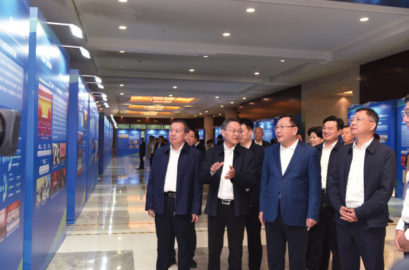 2024年10月10日，山東省模范機(jī)關(guān)建設(shè)“三級(jí)聯(lián)動(dòng)”經(jīng)驗(yàn)交流會(huì)在淄博市召開(kāi)，圖 為參會(huì)人員在參觀模范機(jī)關(guān)建設(shè)圖片展。