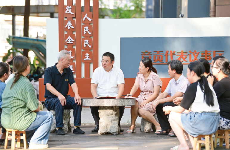 2024年9月9日，在江西省贛州市章貢區(qū)南外街道紅環(huán)路社區(qū)，當 地立法聯(lián)絡員同社區(qū)居民進行交流，就相關法律立法進行意見征詢。