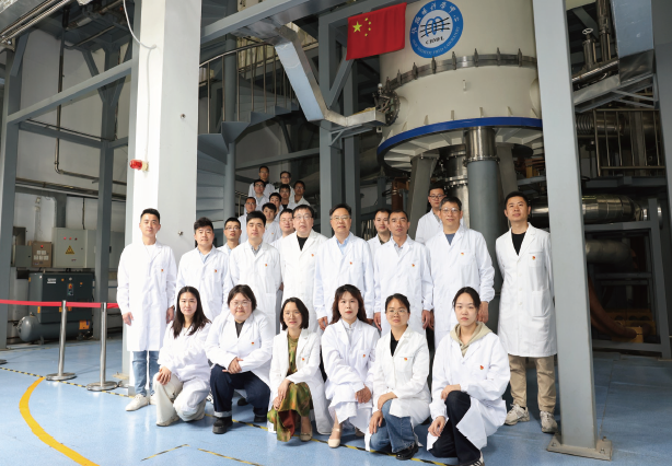 高場磁體技術青年創新先鋒隊在45.22特斯拉混合磁體前合影。