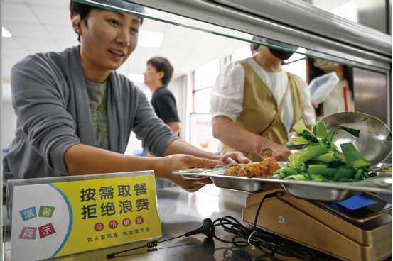 2025年6月10日,職工在安徽省合肥市廬陽區亳州路街道食堂就餐。食堂通 過張貼宣傳海報等方式,引導職工厲行節約、杜絕浪費。