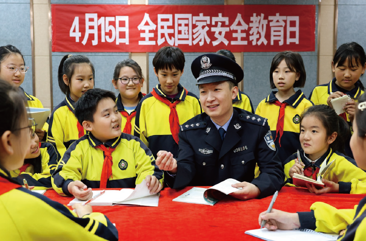 2025年4月15日，山東省棗莊市公安局市中分局民警在文化 路小學給學生們講解國家安全相關法律法規。