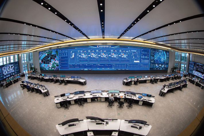 在中信泰富南京鋼鐵智慧運營中心，一塊高6米、寬42米的3D可視化管控大屏上，實時更新著原料采 買、生產制造、產品出海等鋼鐵產銷全過程數據。