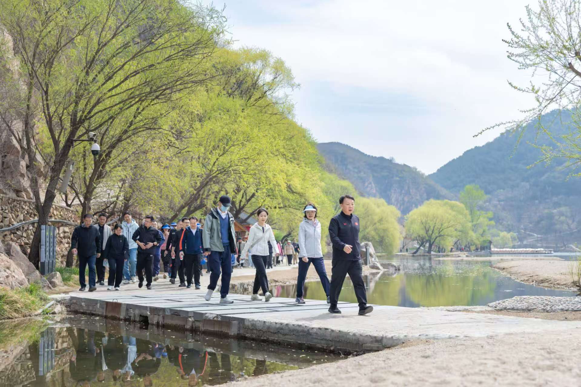 中國法學會組織干部職工前往北京黃花城水長城開展健步走活動。