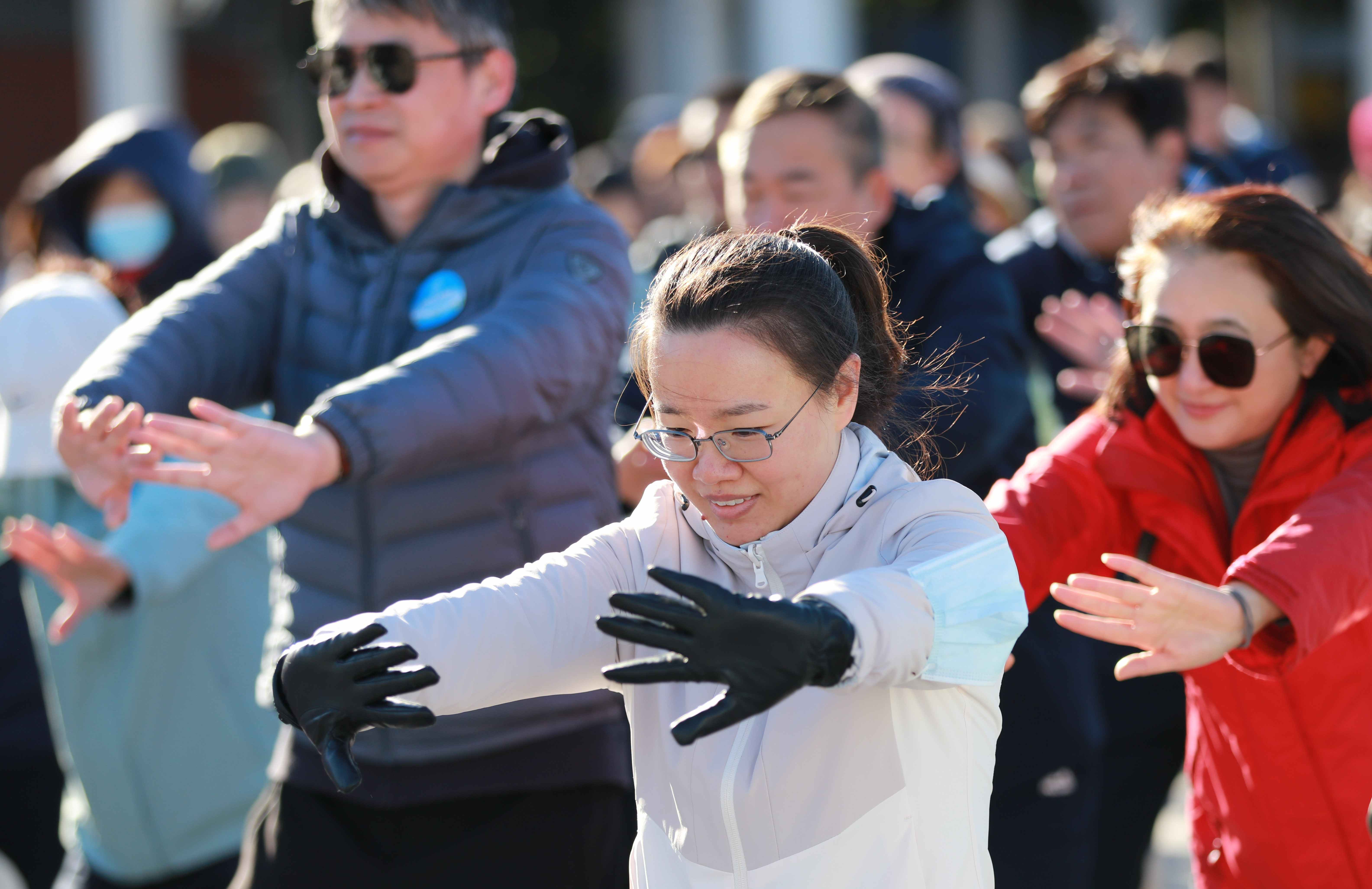 2025年10月19日,中國貿促會“金秋健步行 奮進新征程”健步走活動在北京奧林匹克森林公園舉行。同志們在進行熱身活動