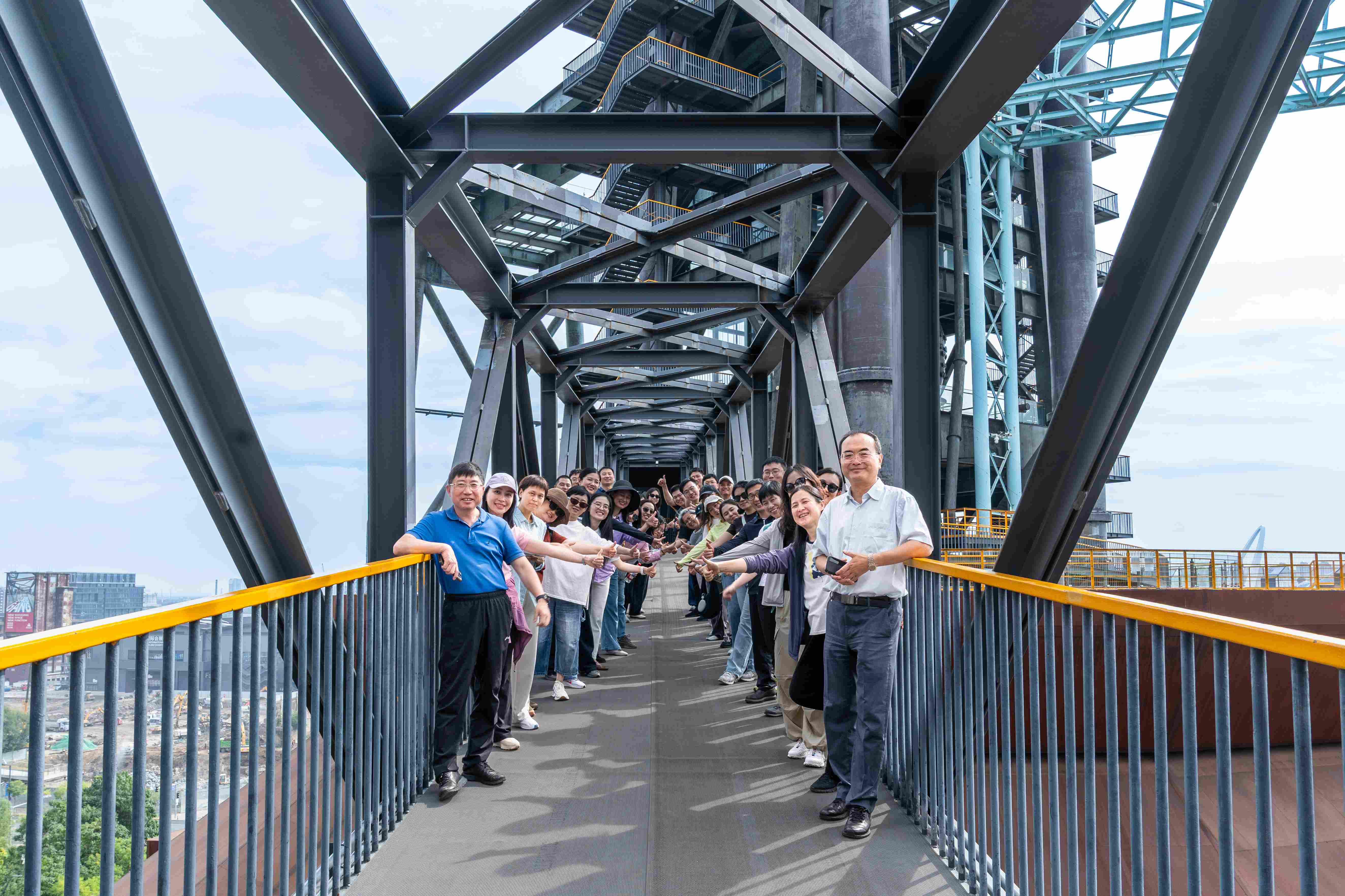 9月26日,中國出版集團在首鋼園舉辦 “健步首鋼園 感受新業態”趣味健步走活動。同志們在三高爐上合影留念。