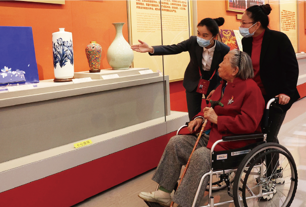 中央禮品文物管理中心工作人員為社會公眾提供便民服務。