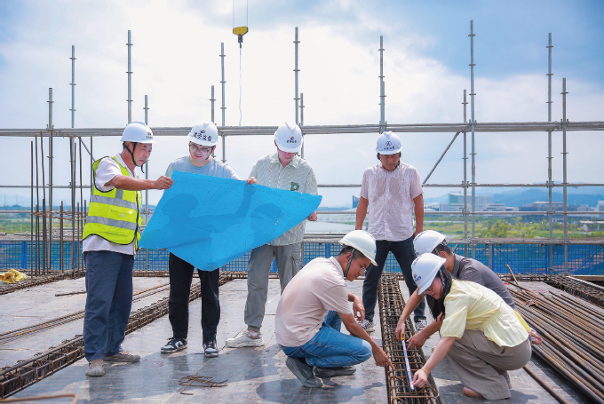 2025年7月28日，衢州市住建局機關年輕干部在智慧產業園項目開展質量監督抽查工作。