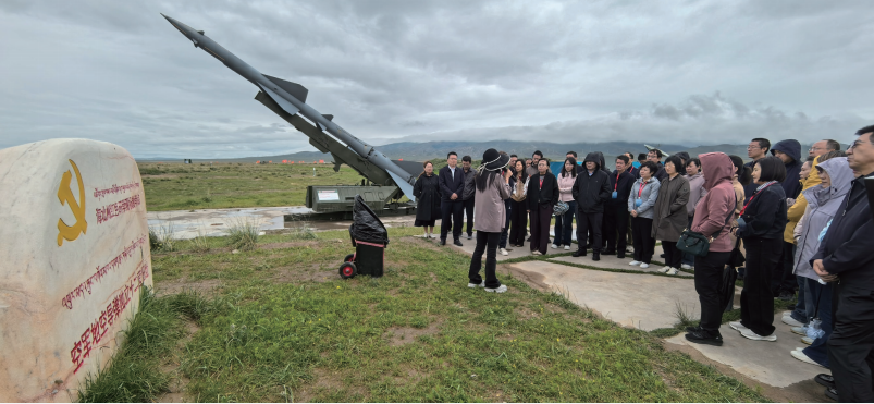 2025年8月4日至8日，氣象部門黨辦主任培訓班在青海兩彈一星干部學院舉辦。圖為學員在培訓期間參觀空軍地空導彈獨立十二營 舊址。