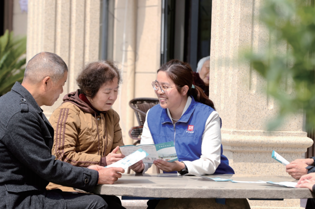2025年4月3日，在浙江省湖州市德清縣新市鎮(zhèn)樂(lè)安村衛(wèi)生室，工作人員指導(dǎo)村民報(bào) 銷(xiāo)醫(yī)保費(fèi)用。