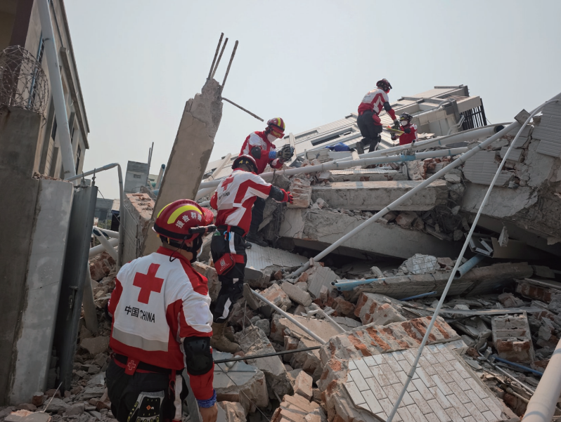 2025年4月1日，中國(guó)紅十字國(guó)際救援隊(duì)在緬甸曼德勒地震災(zāi)區(qū)坍塌建筑物中開 展搜救救援。