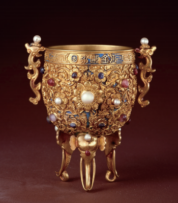 > 乾隆款金甌永固杯。