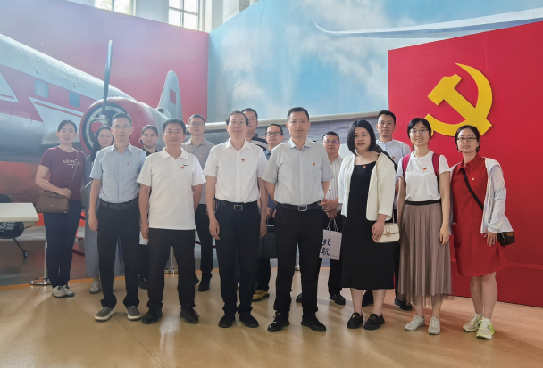 2025年6月7日,民政部養老服務司黨支部開展“走進北航社區”主題黨日,感受智 慧養老創新成果運用情況。