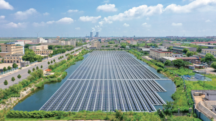 2024年，中國石化啟動“萬站沐光”行動，拓展光伏發電應用場景，促進光 伏發電高質量躍升發展，推動新能源與傳統油氣產業深度融合發展，助力實現 “雙碳”目標。