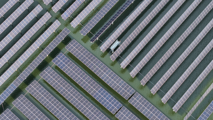 我國已構建起全球最大、發展最快的可再生能源體系，2025年5月底可再生能源發電裝機達到 20.9億千瓦，比“十三五”末的9.34億千瓦，翻了一番多。圖為廣西柳州市融安縣潭頭鄉新林村黃江 水庫光伏發電場。