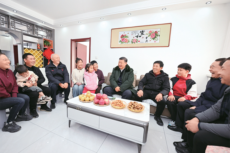 2025年1月22日至24日，中共中央總書記、國家主席、中央軍委主席習(xí)近平冒著嚴(yán)寒來到遼寧，看望慰問基層干部群眾。這是22日下午，習(xí)近平在葫蘆島市綏中縣明水滿族鄉(xiāng)祝家溝村考察時(shí)，同村民王寶維一家圍坐一起拉家常。 新華社記者 謝環(huán)馳/攝