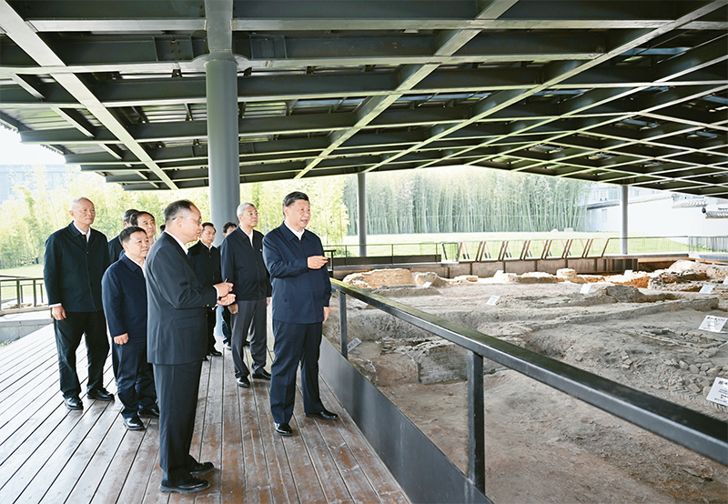 2023年10月10日至13日，中共中央總書記、國家主席、中央軍委主席習近平在江西考察。這是11日上午，習近平在景德鎮市陶陽里歷史文化街區南麓遺址考察。 新華社記者 謝環馳/攝