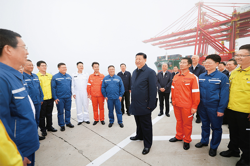 　2024年5月22日至24日，中共中央總書(shū)記、國(guó)家主席、中央軍委主席習(xí)近平在山東考察。這是22日下午，習(xí)近平在日照港親切慰問(wèn)港口科技工作者、運(yùn)營(yíng)人員、航運(yùn)人員。 新華社記者 鞠鵬/攝