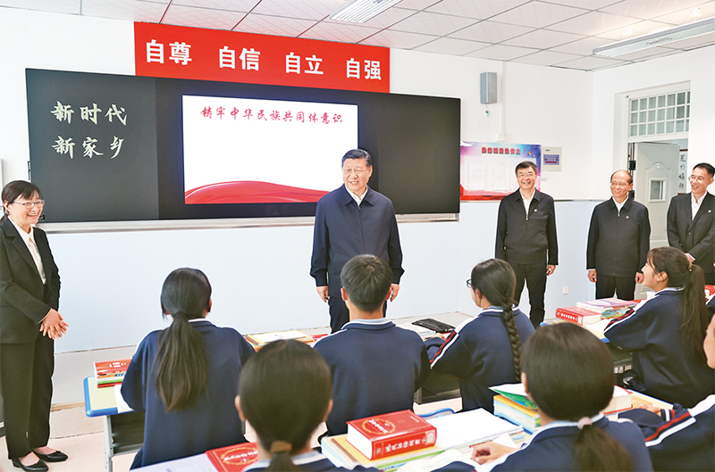 　　2024年6月18日至19日，中共中央總書(shū)記、國(guó)家主席、中央軍委主席習(xí)近平在青海考察。這是18日下午，習(xí)近平在果洛西寧民族中學(xué)高一（1）班觀摩“新時(shí)代、新家鄉(xiāng)”主題思政課。 新華社記者 鞠鵬/攝
