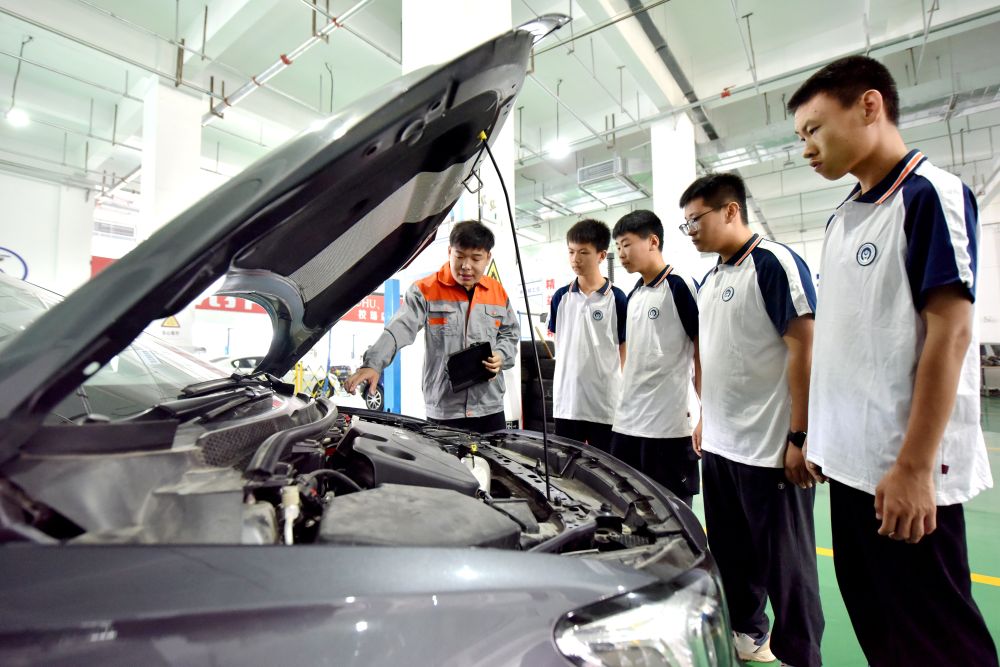 2024年6月7日，河北省邢臺市威縣職業技術教育中心教師在指導學生學習汽車維修技術。新華社記者 王曉 攝