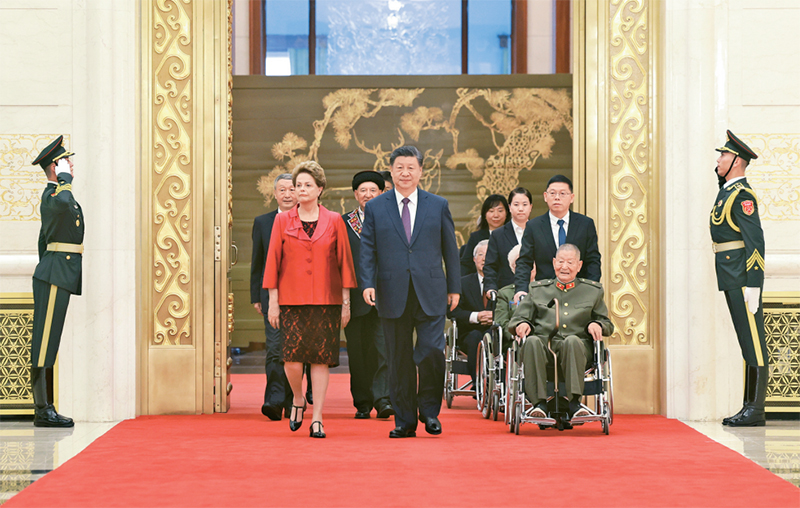 2024年9月29日，中華人民共和國國家勛章和國家榮譽稱號頒授儀式在北京人民大會堂金色大廳隆重舉行。中共中央總書記、國家主席、中央軍委主席習近平同國家勛章和國家榮譽稱號獲得者一同步入會場。 新華社記者 王曄/攝　　