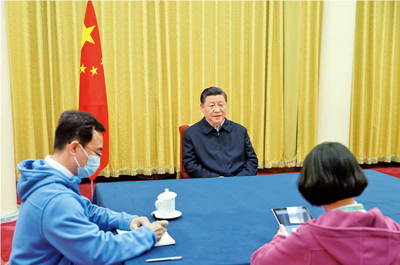 2020年11月2日，中共中央總書記、國家主席、中央軍委主席習近平在北京中南海參加第七次全國人口普查登記。這是習近平在回答普查員的詢問。 新華社記者 鞠鵬/攝