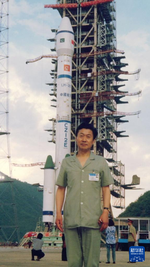 王永志在長征二號捆綁式運載火箭發射前留影。（資料照片）