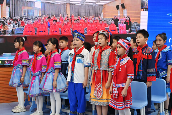 2025年3月28日，在“壯蒙一家親 共筑中國夢”手拉手主題云隊會上，廣西南寧市濱湖路小學四（1）中隊隊員通過網(wǎng)絡和內(nèi)蒙古鄂爾多斯東勝區(qū)第十二小學四（9）中隊隊員一起唱《中國少年先鋒隊隊歌》。新華社記者 周華 攝