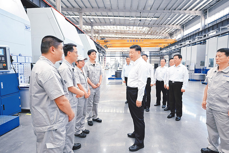 2025年5月19日至20日，中共中央總書記、國家主席、中央軍委主席習近平在河南考察。這是19日下午，習近平在洛陽軸承集團股份有限公司智能工廠考察時，同企業職工親切交流。 新華社記者 燕雁/攝