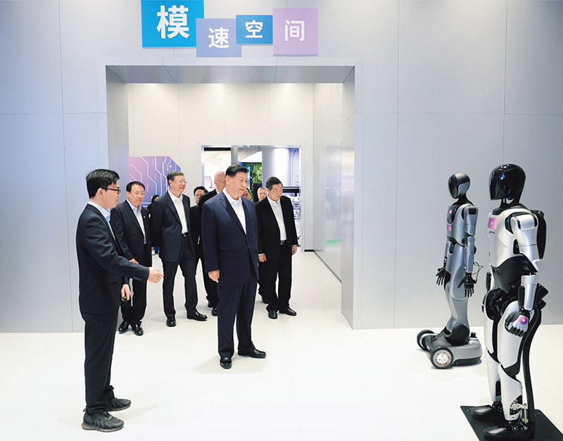 2025年4月29日，中共中央總書記、國家主席、中央軍委主席習近平在上海考察。這是習近平在位于徐匯區的上海“模速空間”大模型創新生態社區，聽取相關技術研發和企業生產經營介紹。 新華社記者 王曄/攝